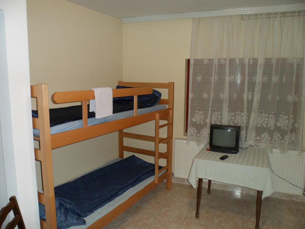 Hostel Olimpik نيجوتين الغرفة الصورة