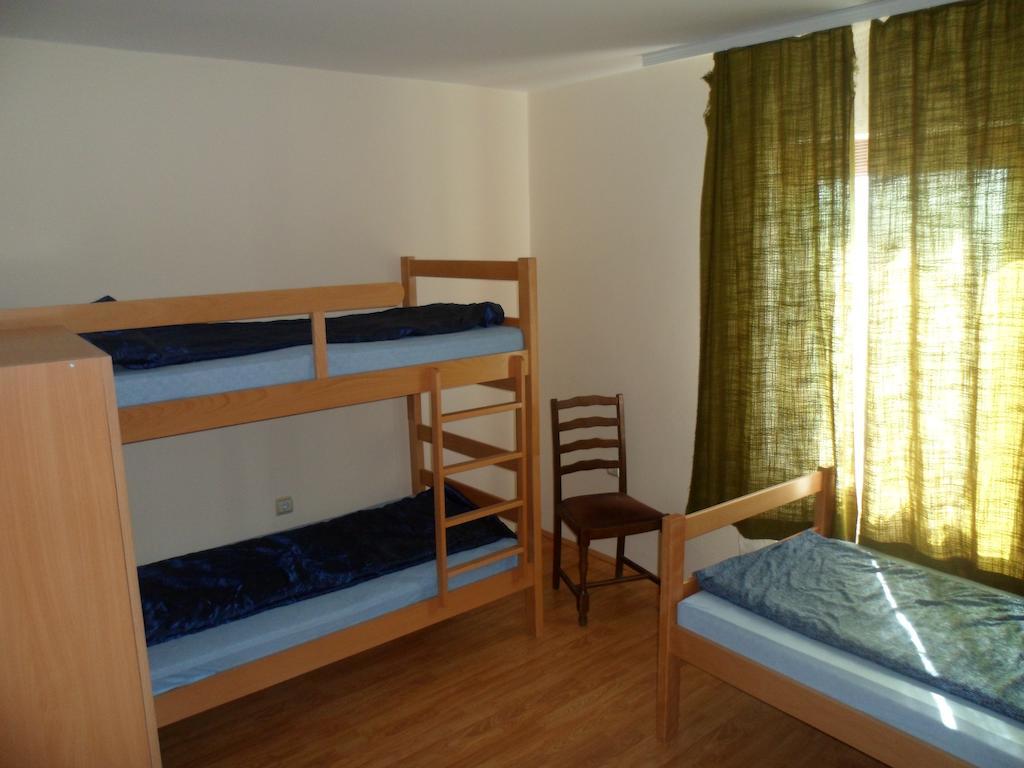 Hostel Olimpik نيجوتين الغرفة الصورة