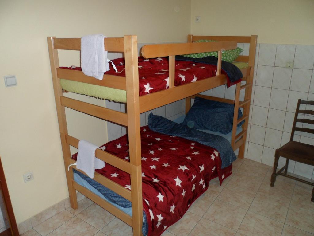 Hostel Olimpik نيجوتين الغرفة الصورة