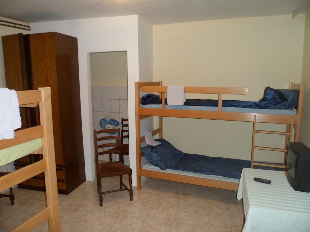 Hostel Olimpik نيجوتين الغرفة الصورة
